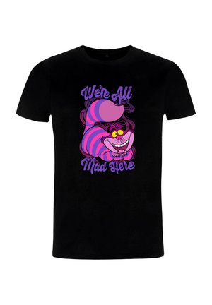 Černé tričko s kreslenou kočkou Cheshire s růžovými a fialovými pruhy, žlutýma očima a textem "We're All Mad Here" ve fialové barvě.