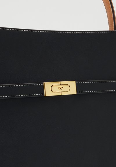 Borsa a tracolla in pelle nera con chiusura dorata, cuciture bianche e una finitura liscia. Il design presenta una silhouette piatta e strutturata.