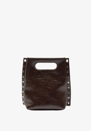 Brązowa skórzana torba tote o teksturowanym wykończeniu, z uchwytem w kształcie wycięcia i ćwiekowanymi akcentami wzdłuż boków.