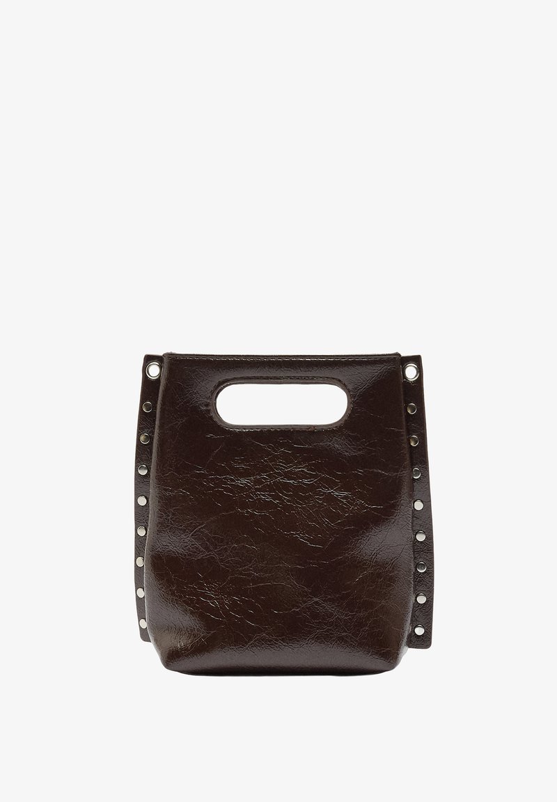 Brązowa skórzana torba tote o teksturowanym wykończeniu, z uchwytem w kształcie wycięcia i ćwiekowanymi akcentami wzdłuż boków.