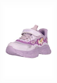 Chaussure de sport violette en matériaux mesh et synthétiques. Présente un graphisme de licorne, des accents en forme de cœur et une sangle à crochets et boucles. Semelle épaisse.