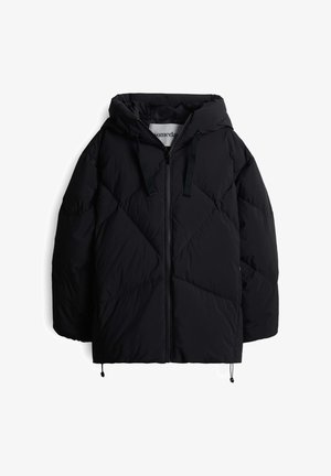 Zwarte pufferjack met een capuchon, voorzien van een ritssluiting aan de voorkant, een koord aan de onderkant, een ruitpatroon met diamantquilting en twee zakken aan de voorkant.