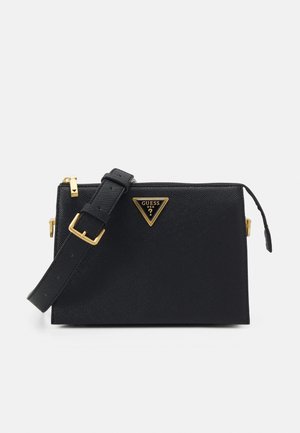 Zwarte rechthoekige crossbodytas met textuur, verstelbare riem, gouden gesp, ritssluiting en gouden driehoekig Guess-logo in het midden aan de voorkant.