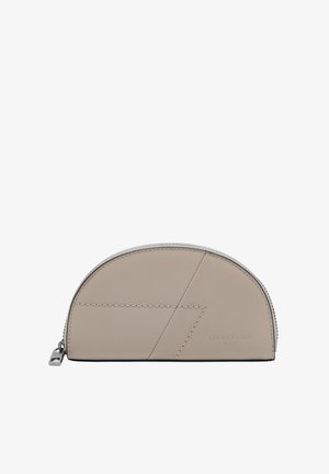 Lederbörse in hellem Beige mit runder Form. Verfügt über kontrastierende geometrische Nähte und einen Reißverschluss mit einem Metallzipper.