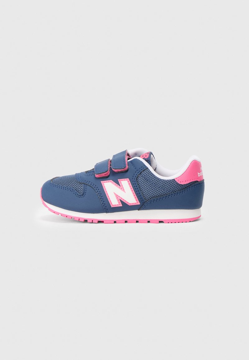 Chaussure de sport bleue avec des accents roses, dotée d'un dessus en mesh et synthétique, de deux sangles Velcro et d'une semelle en caoutchouc.