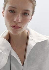 Massimo Dutti OPEN COLLAR LONG SLEEVE - Skjortebluser - white