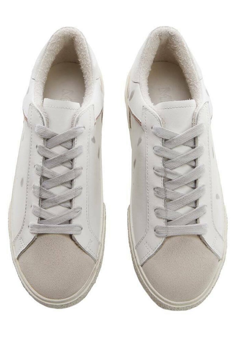 Ein Paar weiße Low-Top-Sneaker mit hellgrauen Wildlederspitzen und passenden weißen Schnürsenkeln, von oben auf einem weißen Hintergrund betrachtet.