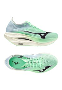 Scarpa da corsa a rete verde chiaro con logo e dettagli neri, suola curvata e tomaia testurizzata. Presenta una chiusura con lacci e una linguetta imbottita.