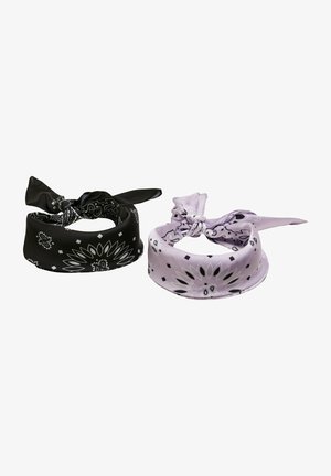 Zwei Bandanas: eines schwarz mit weißen Blumen- und geometrischen Mustern, und eines helllila mit ähnlichen Designs. Beide bestehen aus seidig-glattem Stoff und sind gebunden.