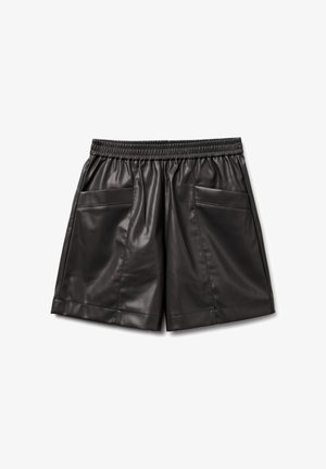 Pantalones cortos de imitación piel negra con cintura elástica, dos bolsillos frontales y un ajuste entallado. Textura suave con un ligero brillo.