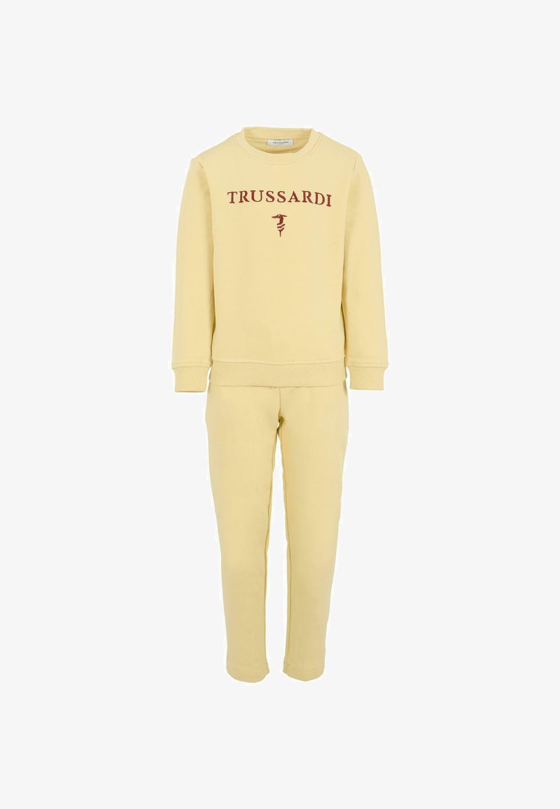 Completo giallo composto da felpa e pantaloni abbinati con la scritta "TRUSSARDI" in bordeaux sul davanti. Tessuto morbido con polsini e orlo a costine. Design semplice.