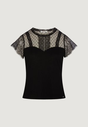 Musta lyhythihainen paita, jossa on läpikuultava pitsiyläosa ja hihat, joissa on pilkkuja ja kukkakuvioista pitsiä kaula-aukossa ja hartioissa.