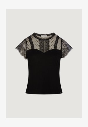 Musta lyhythihainen paita, jossa on läpikuultava pitsiyläosa ja hihat, joissa on pilkkuja ja kukkakuvioista pitsiä kaula-aukossa ja hartioissa.