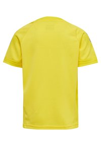 Gul idrottströja gjord av ett lätt och andningsbart material. Har rundad halsringning, korta ärmar och texturerade detaljer.
