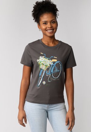 Grijze t-shirt met een kleurrafische afbeelding van een blauwe fiets met een rieten fietstas vol witte madeliefjes. Korte mouwen, ronde hals.