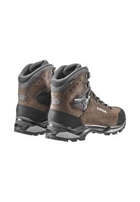 Coppia di scarponi da trekking marroni e neri con collo imbottito, occhielli in metallo e suole in gomma robuste, angolati per mostrare il retro e i lati esterni.