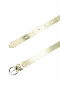 Metallisk guld læderbælte med flere huller, sølvspænde og en slank finish. Flad design med spids ende for ekstra detalje.