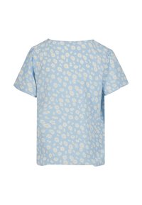 Světle modrá blůza s krátkým rukávem, která má květinový vzor s bílými sedmikráskami. Kulatý výstřih, volný střih a jemná textura látky.