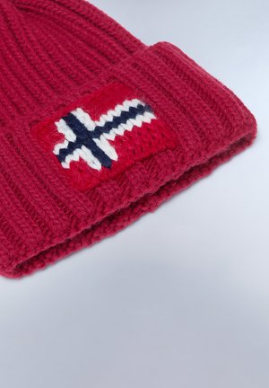 Berretto lavorato a maglia rosso con risvolto, caratterizzato da una patch che mostra la bandiera norvegese in rosso, bianco e blu. Tessuto testurizzato.