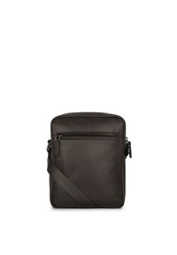 Borsa a tracolla in pelle marrone scuro con design rettangolare, superficie liscia, tracolla regolabile e tasca frontale con zip.