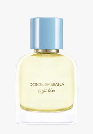 Flacon de parfum en verre transparent avec un liquide jaune pâle, un bouchon bleu clair et un texte doré "Dolce & Gabbana light blue" à l'avant.