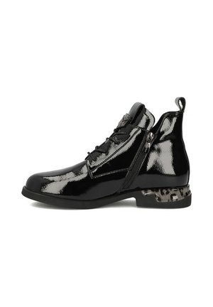 Czarne lakierowane botki za kostkę z bocznym zamkiem, elegancki design oraz ozdobny akcent w postaci obcasa w leopardzi wzór.