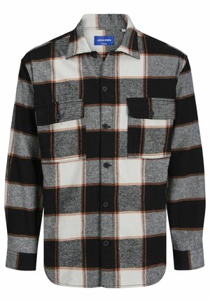 Geruite flanellen shirt in marineblauw, grijs en crème met oranje accenten, met een knoopsluiting en één borstzak. Gepaard met zwarte broek.