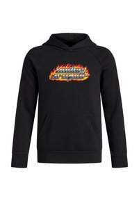 Hoodie noir avec une poche avant et un logo Under Armour en lettres chromées bordées de flammes sur la poitrine.