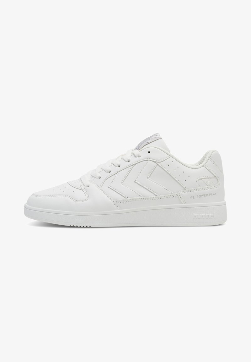 Zapatilla blanca con un upper de cuero liso, acentos perforados, punta redonda y suela de goma texturizada. "ST. POWER PLAY" impreso en el lateral.