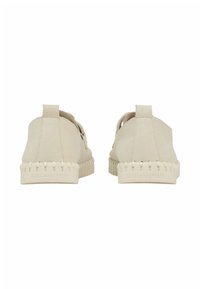 Beige suède schoenen met een rubberen zool, met een instapontwerp en zichtbare stiksels, tonen een minimalistische, functionele stijl.