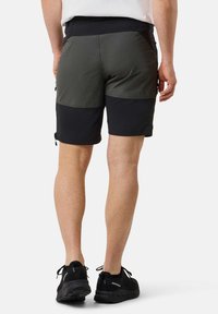 Heren shorts met een twee-kleurig ontwerp, bestaande uit donkergroene en zwarte secties, gemaakt van lichtgewicht stof en voorzien van verstelbare trekkoorden aan de onderkant.