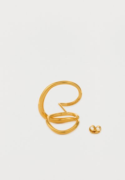 Χρυσές ανοιχτές κρίκοι σκουλαρίκια με σπειροειδές σχέδιο και μικρό, στρογγυλό κούμπωμα πεταλούδας σε λευκό φόντο.