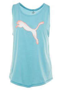 Canottiera senza maniche blu chiaro realizzata in tessuto morbido, con un grande logo bianco di Puma in una posa di salto, con dettagli rosa. Orlo arrotondato.