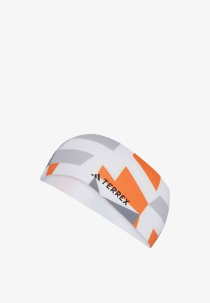 Diadema blanca con patrones geométricos grises y naranjas, que presenta una textura suave y el logo "TERREX" en negro.