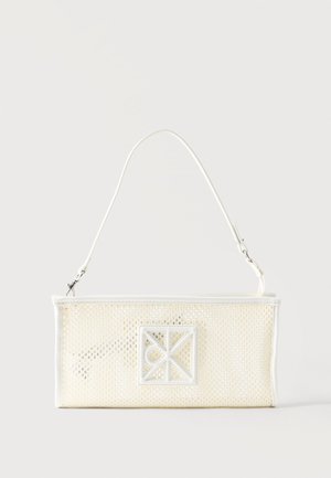 Lille rektangulær hvid mesh-håndtaske med top-håndtag og geometrisk emblem på frontpanelet.