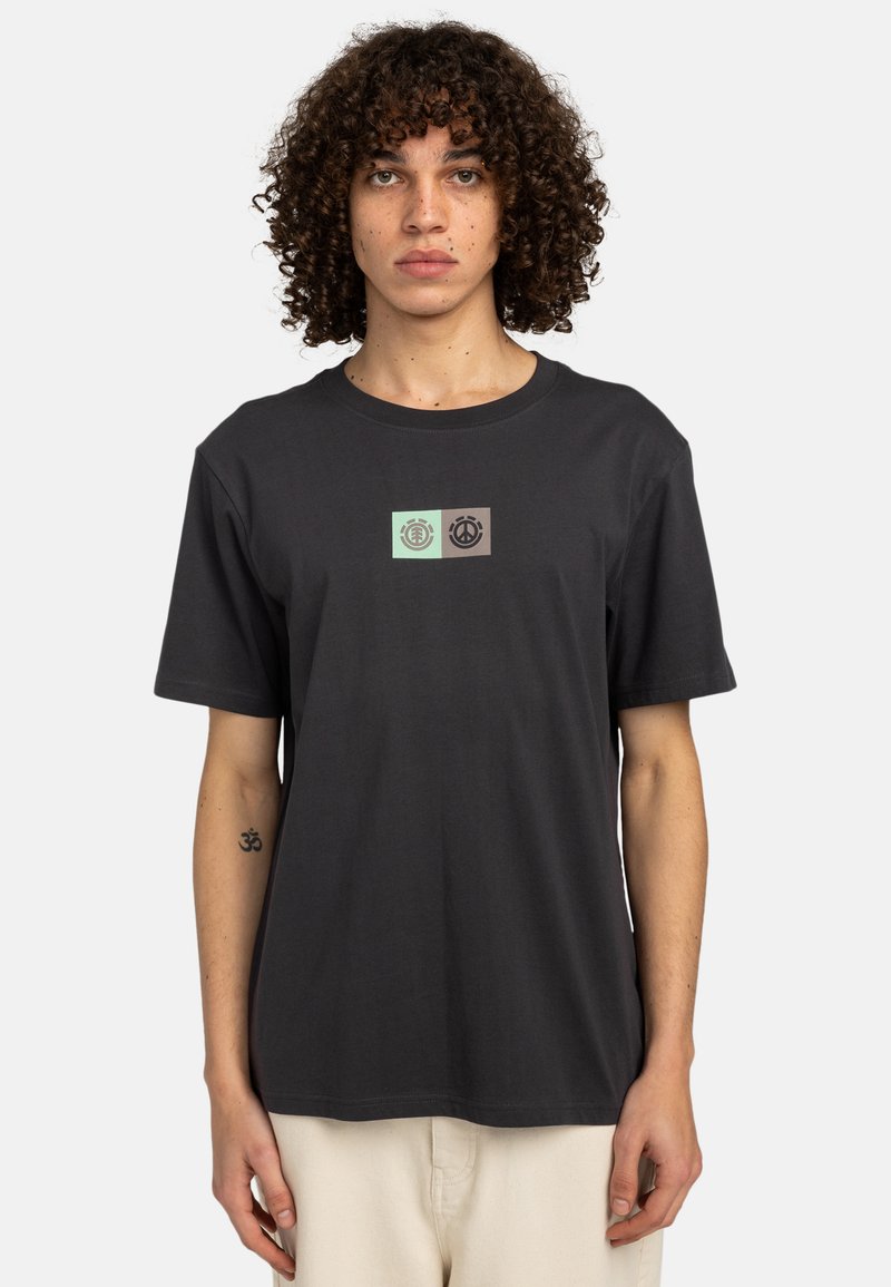 Schwarzes Baumwoll-T-Shirt mit Rundhalsausschnitt und kurzen Ärmeln. Die Vorderseite zeigt drei unterschiedliche Grafikdesigns in gedämpften Farben.