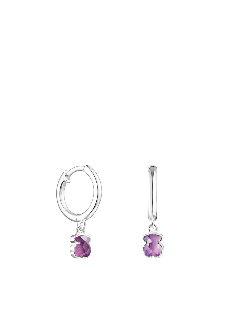 Orecchini a cerchio in argento con gemme a forma di orsetto viola, dal design liscio e rifinito. Inclusi due design distintivi.