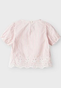 Weiße Baumwollbluse mit roten vertikalen Streifen, kurzen puffärmel, gewelltem Spitzensaum am Saum und einer kleinen Knopfverschluss hinten.