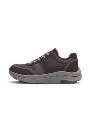 Sneaker grigio scuro basso con suola e lacci grigio chiaro, tomaia in mesh e suede, vista laterale su sfondo bianco.