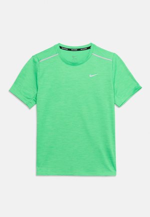 T-shirt de running Nike vert vif à manches courtes avec col rond et petit logo blanc Nike sur la poitrine.