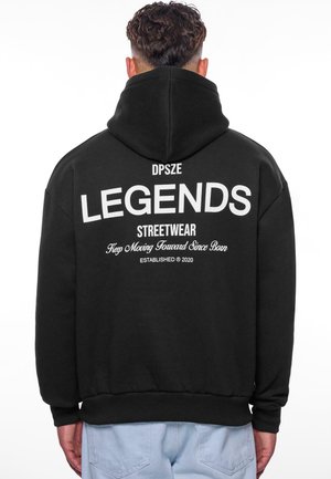 Schwarzer Kapuzenpullover mit großen weißen Lettern, die "LEGENDS" lesen, sowie zusätzlichen Druckdetails auf der Rückseite. Weicher Stoff, lässige Passform.