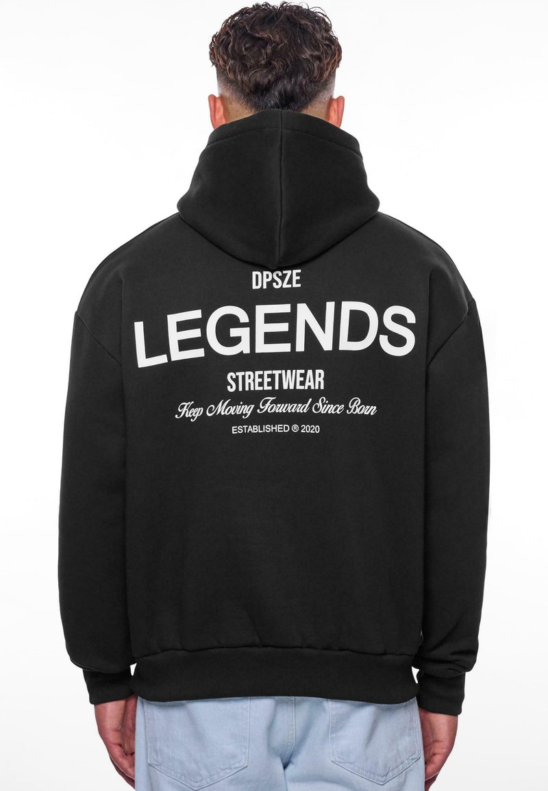 Sort hætte sweatshirt med stort hvidt tekst, der står "LEGENDS", samt yderligere trykte detaljer på ryggen. Blødt stof, afslappet pasform.