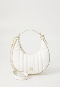 Balta ādas soma ar izliekta forma, darināta ar kviltinga faktūru, zelta metāla detaļām un noņemamu siksnu. Priekšpusē atrodas logotips.