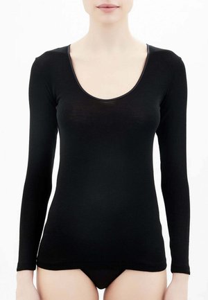 Top nero a maniche lunghe con scollo tondo, realizzato in un tessuto liscio. Presenta una sottile lucentezza lungo lo scollo e una silhouette aderente.