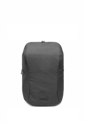 Kompakter dunkelgrauer Rucksack mit rechteckiger Form, minimalistischem Design und einem kleinen vorderen Logoaufnäher mit der Aufschrift "epic".