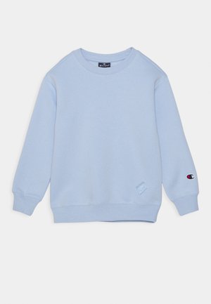 Lyseblå Champion sweatshirt med lange ærmer, ribbet manchetter, kant, krave og lille logo mærke på venstre ærme og forneden foran.