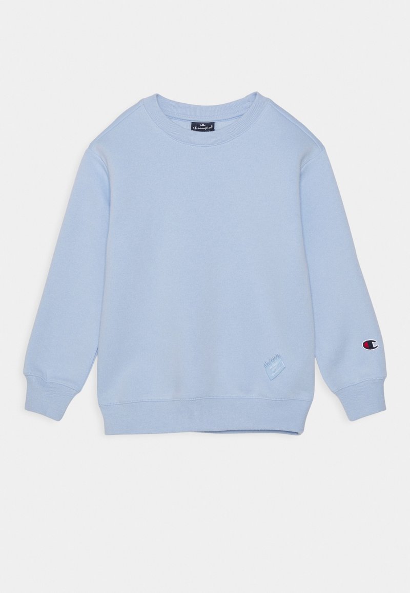 Sweat-shirt Champion bleu clair à manches longues avec poignets, ourlet et col côtelés, et petite étiquette logo sur la manche gauche et en bas devant.