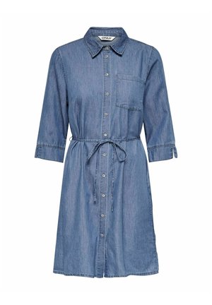Robe chemise en denim bleu clair, avec un col, une fermeture à boutons, des poches latérales et une taille ceinturée ; manches trois-quarts.