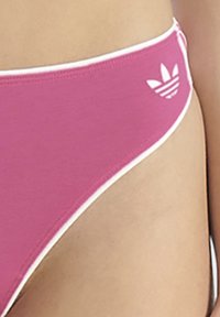 Roze bikinibroekje met witte bies, voorzien van een klein wit Adidas-logo. Gemaakt van rekbaar materiaal met een gladde textuur.