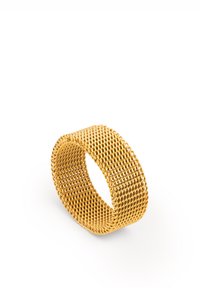 Anillo de malla dorada con una banda ancha, que presenta un diseño texturizado y trenzado. La superficie interior lisa mejora la comodidad y el ajuste.